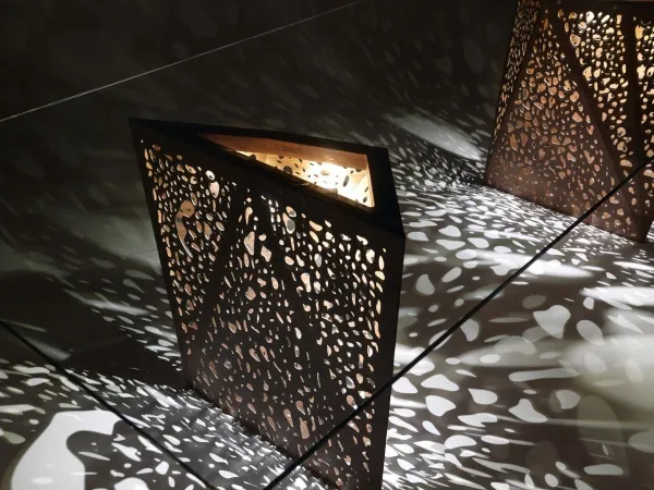 Details der Basis des Riddled-Tisches