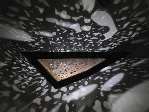 Lichtspiele in den Beinen des Riddled-Tisches