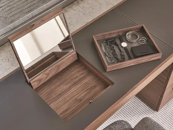 Details of the Afrodite Bijoux dressing table by Porada