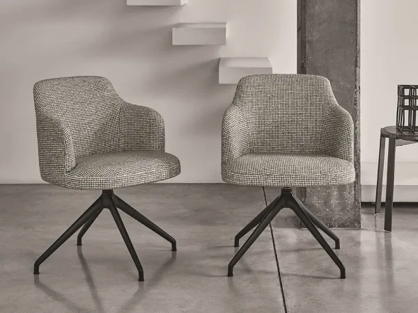 Fauteuil pivotant Abby de Porada dans un salon