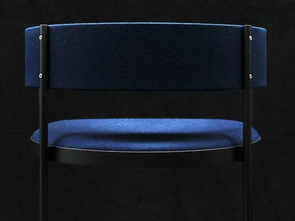 La bande du dossier : une caractéristique typique de la chaise Era