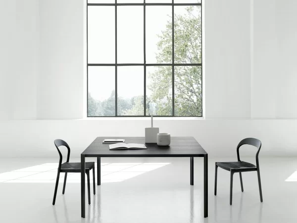 Der Ticino Stuhl von Living Divani in einem Raum