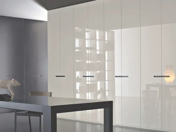 Details of the doors and handles of the Elegant wardrobe by Lema