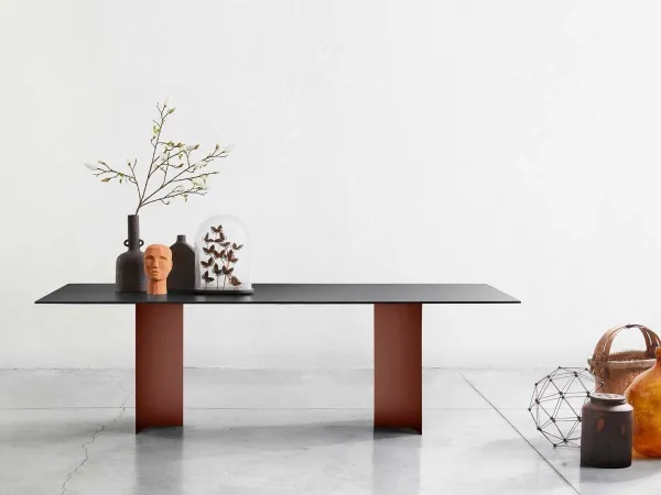 Il tavolo Gullwing con piano in argilla