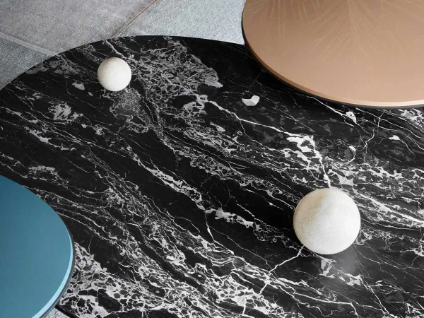 Detalles de la encimera de la mesa de centro Ortis