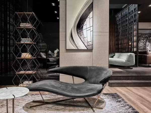 La chaise longue Manta en una sala de estar