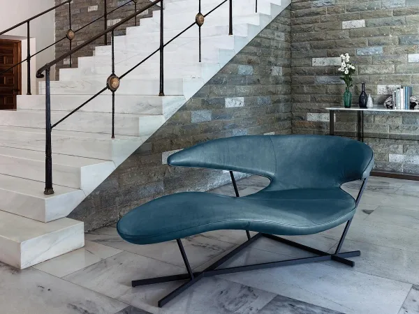 Manta: a leather chaise longue by Arketipo