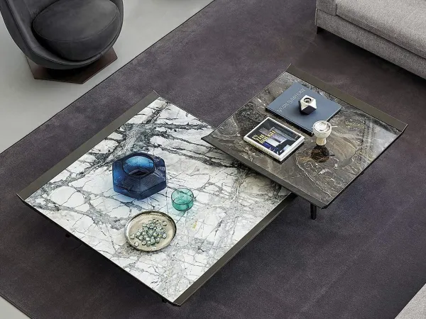 Deux versions de la table basse Moon Invaders par Arketipo