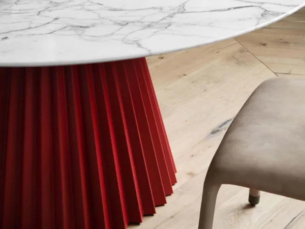 The particular base of the Plissé table