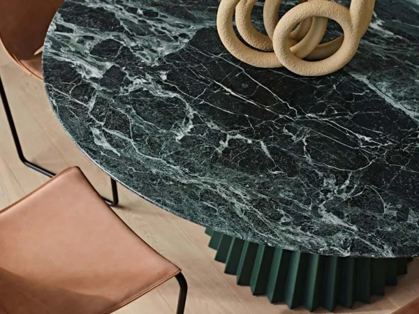 The Plissé table in green tinos version