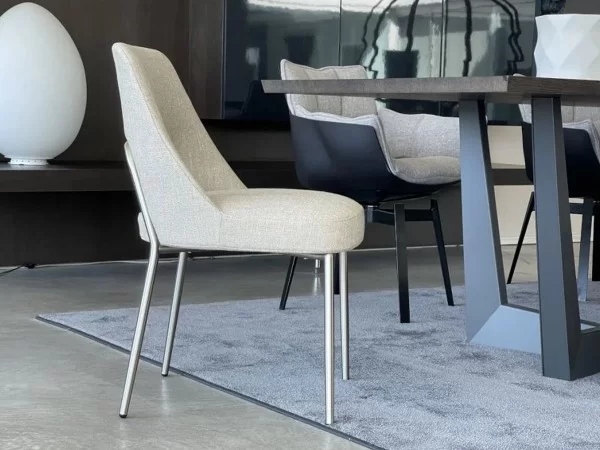Classical silhouette for the Joyce chair by Flexform