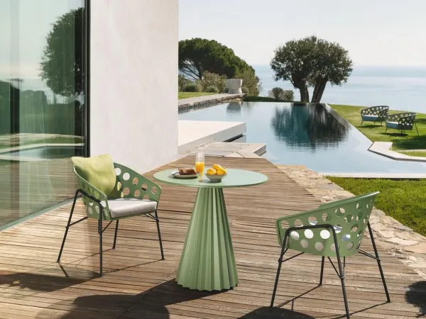 Il tavolo bistrot Plissé di Midj in una zona outdoor