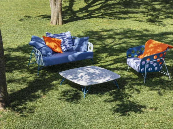 Le canapé Bolle dans un jardin