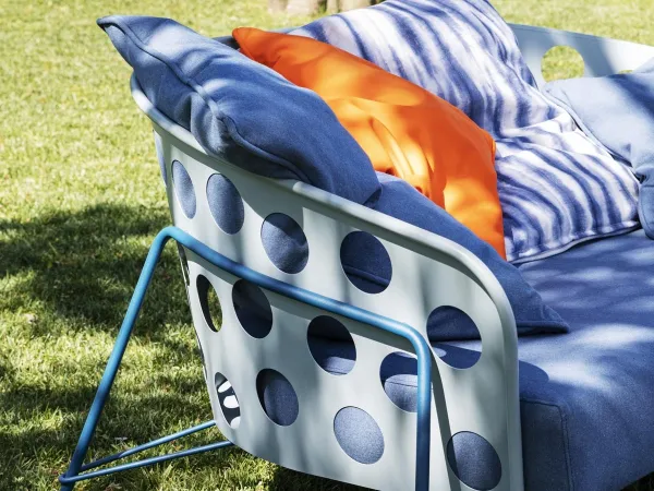 Dettagli della struttura macroforata del divanetto Bolle