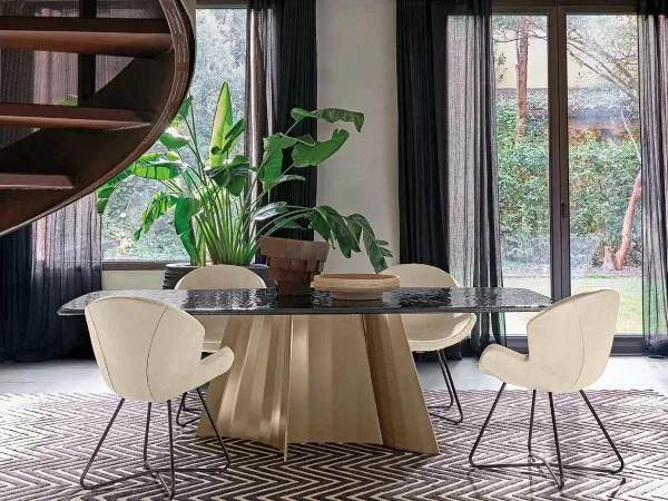 Il tavolo Avalon di Arketipo nella versione con top color fumé