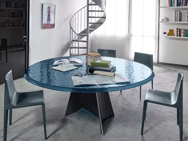 Der Avalon Tisch von Arketipo - Version mit runder Pacific Blue Glasplatte