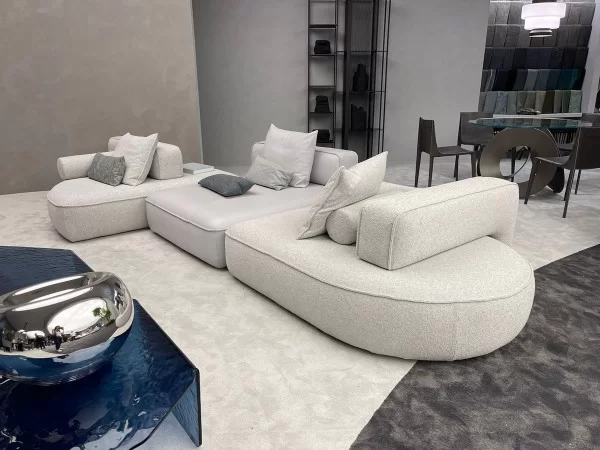 Das modulare Sofa Back Pack von Arketipo auf dem Salone del Mobile 2022