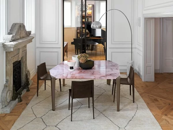 Arketipo Milestone Tisch in der Version mit Flamingo Quartz Marmorplatte