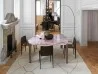 Il tavolo Milestone di Arketipo nella versione con top in marmo Flamingo Quartz