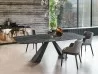 La mesa Eliot Keramik en una sala de estar