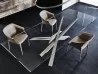 Dettagli del piano in cristallo del tavolo Lancer di Cattelan Italia