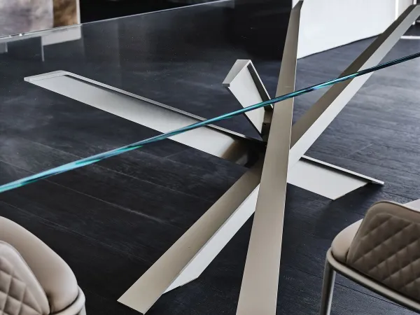 Dettagli delle gambe del tavolo Lancer di Cattelan Italia