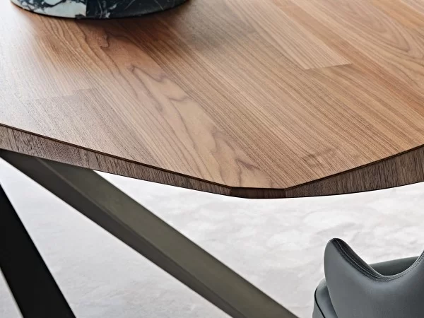Details der Holzplatte des Lancer Wood Tisches