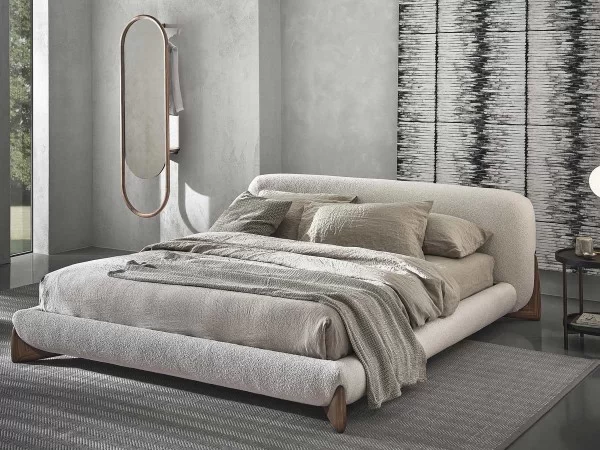 La cama Softbay de Porada en un dormitorio