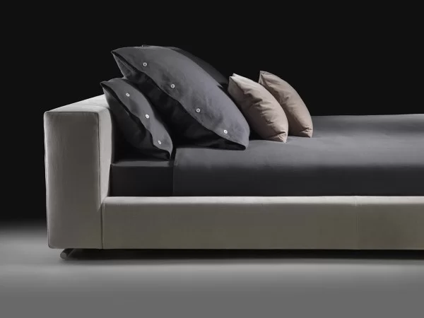 Details of the headboard of the Groundpiece bed by Flexform