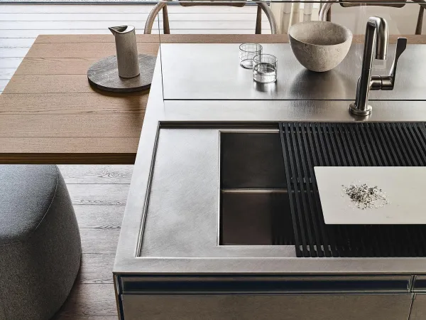 Il tavolo snack conviviale Era integrato con cassetti e zona giorno