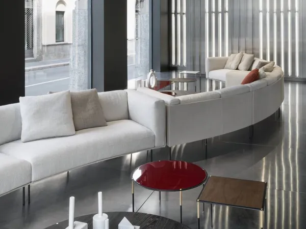 Das Rod Bean Sofa hat eine geschwungene Form