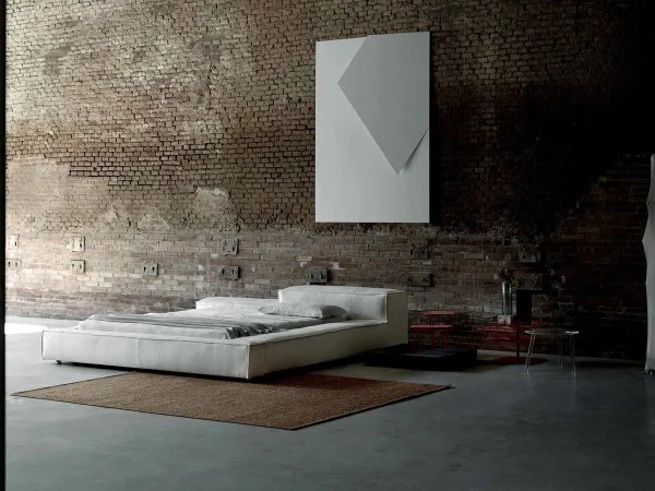 Das Extrasoft Bett von Living Divani in einem Raum