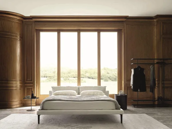 Le lit Floyd-Hi de Living Divani dans une chambre à coucher