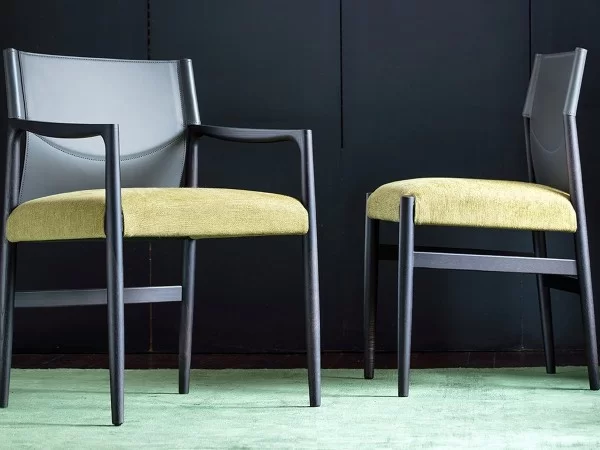 The Sveva chair by Porada in the two available versions