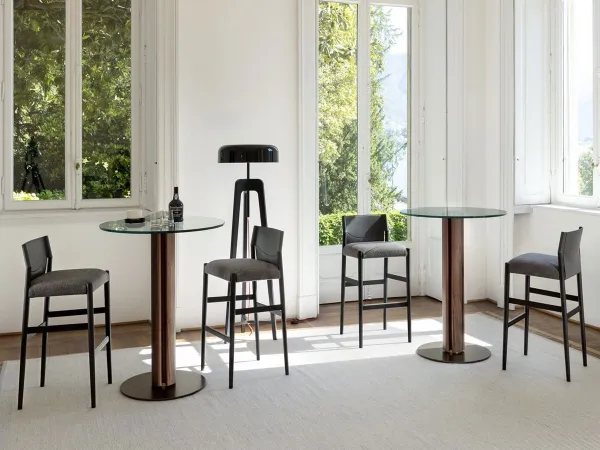 Le tabouret Sveva de Porada dans une salle de séjour