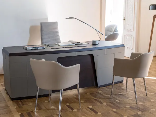 Le bureau Flavio de Porada dans une salle de séjour