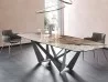 La mesa Skorpio Keramik con una base en acero barnizado gofrado graphite