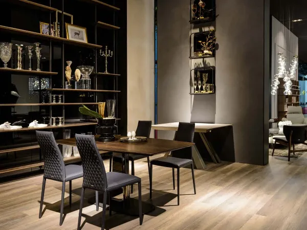 La silla Kay Couture de Cattelan Italia en un comedor