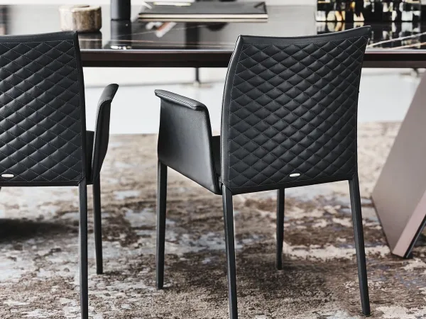 La chaise Norma Couture dans la version avec accoudoirs