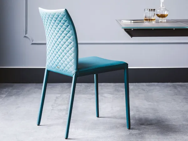 La chaise Norma Couture dans une salle de séjour