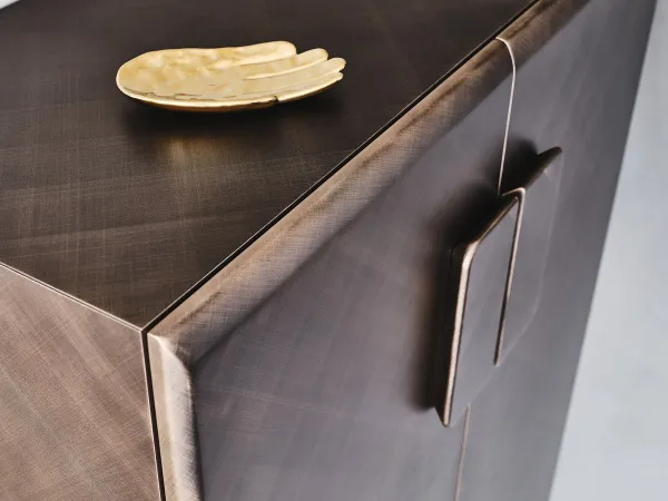 Details of the handle of the Tudor sideboard