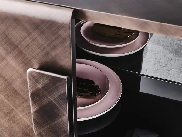 Détails de l'étagère interne du buffet Tudor