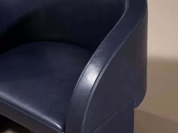 Détails du fauteuil en cuir Lazybones de Baxter
