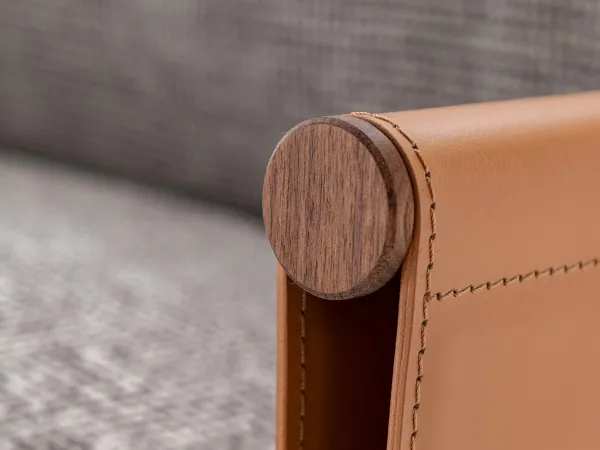 Detalle del reposabrazo de cuero del sillón SC2
