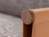 Detalle del reposabrazo de cuero del sillón SC2