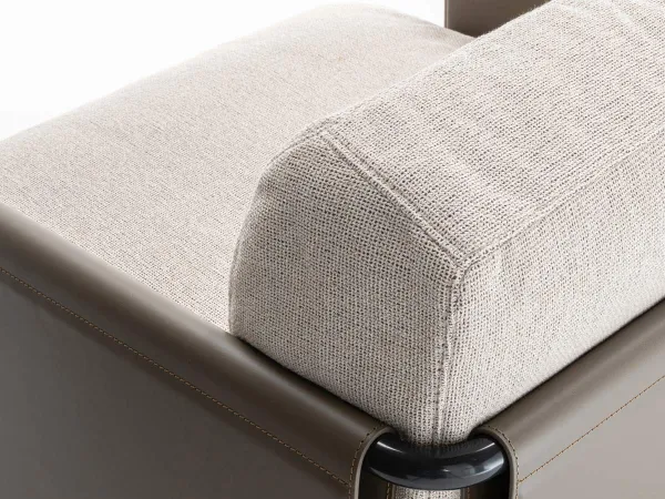 La estructura tubular pintado de negro del sillón SC2 de Horm