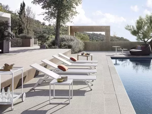 Maxim de Atmosphera au bord de la piscine