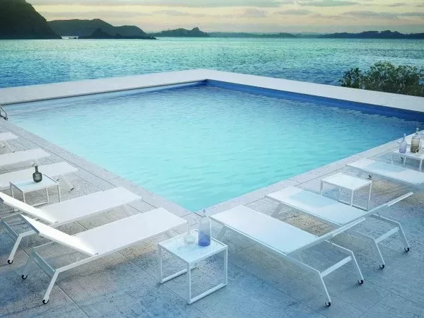 Une série de chaises longues Maxim dans un espace contractuel