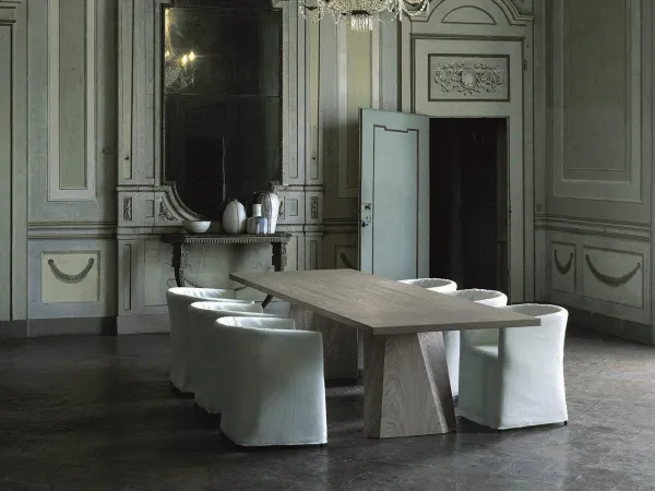 La mesa Wedge en un salón