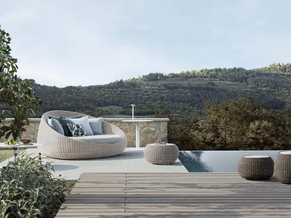 Il divano Twiga di Atmopshera a bordo piscina